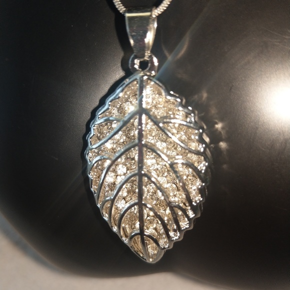 Necklace 🍁  ***NEW 3D Leaf - Picture 2 of 5